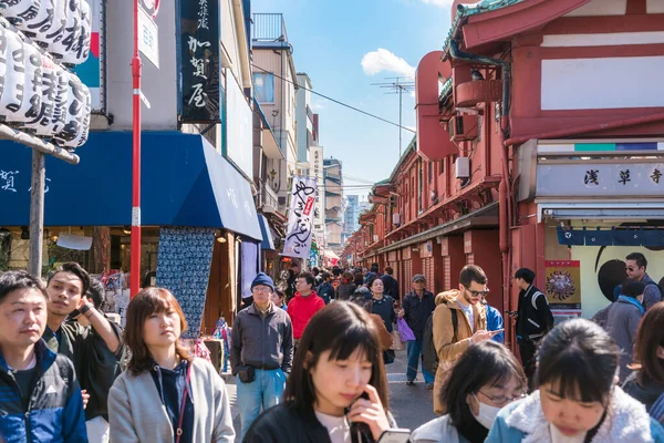 Tokio Japón Marzo 2019 Calle Peatonal Estrecha Cantada Personas Asakusa — Foto de Stock