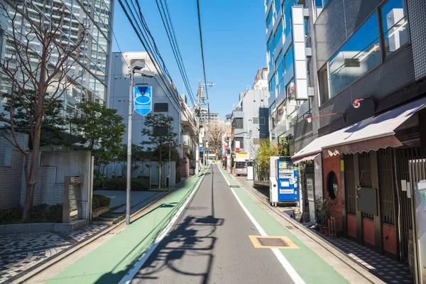 Enge Straße Mit Wohnhäusern Und Restaurants Tokio Einem Sonnigen Frühlingstag — Stockfoto
