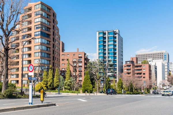 Moderne Wohnhäuser Zentrum Tokios Einem Klaren Frühlingstag Eine Ampelkreuzung Steht — Stockfoto