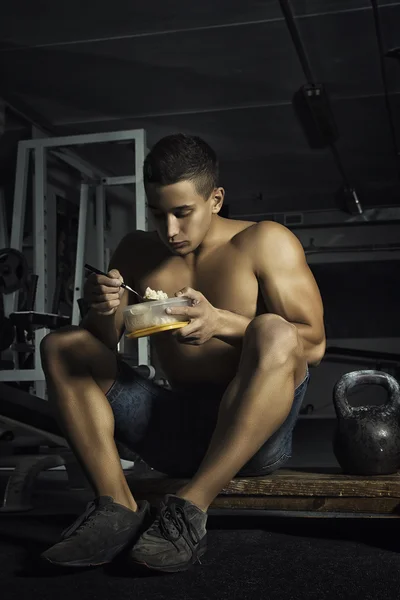 Sport. Strong athlete is going to eat after training — Stock fotografie