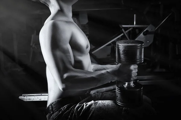 Primo piano del ragazzo bodybuilder muscolare facendo esercizi con pesi . — Foto Stock
