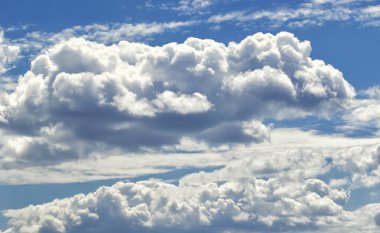 Bulutlara yakın mavi gökyüzü