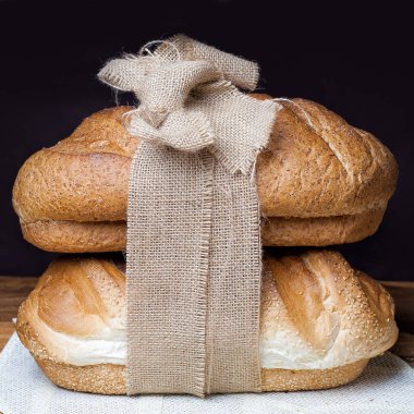 ahşap masa, un, çul farklı ekmek