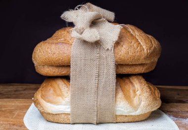 ahşap masa, un, çul farklı ekmek