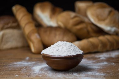 ahşap masa, un, çul, kase üzerinde farklı ekmek