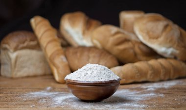 ahşap masa, un, çul, kase üzerinde farklı ekmek