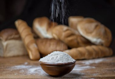 ahşap masa, un, çul, kase üzerinde farklı ekmek