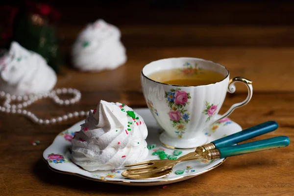 Xícara de chá com zephyr, merengue, marshmallow — Fotografia de Stock