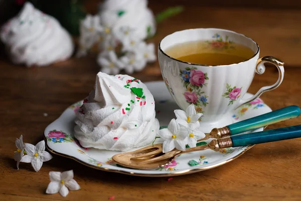 Xícara de chá com zephyr, merengue, marshmallow — Fotografia de Stock