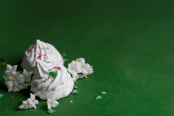 Zephyr, merengue, marshmallow, fundo verde, flores — Fotografia de Stock