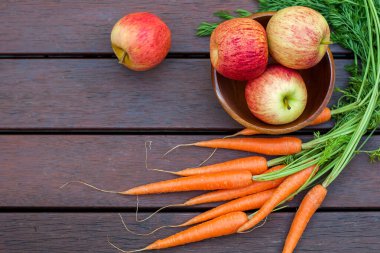 Tahtada havuç ve elma