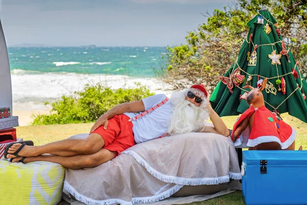 Relaxado Papai Noel deitado na praia — Fotografia de Stock