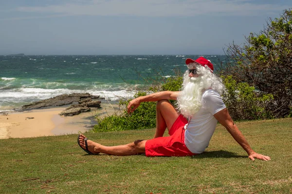 Père Noël détient des boîtes-cadeaux avec l'océan sur backgraund — Photo