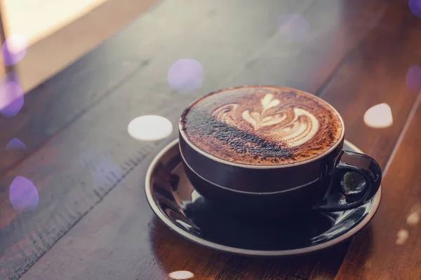 Eine Tasse Kaffee mit Kunst auf einem Tisch — Stockfoto
