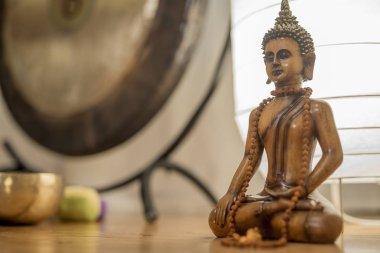 Tahta Buda heykeli veditasyon odasında.