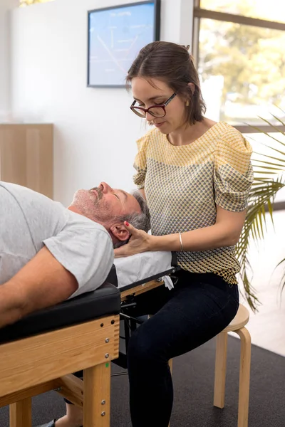 Senior man met chiropractie aanpassing. — Stockfoto