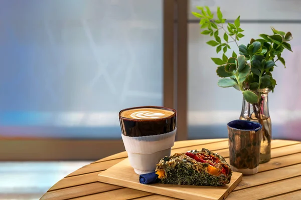 Una taza de café con un trozo de pastel de verduras en una mesa — Foto de Stock
