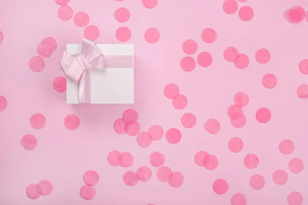 Caja de regalo y confeti — Foto de Stock