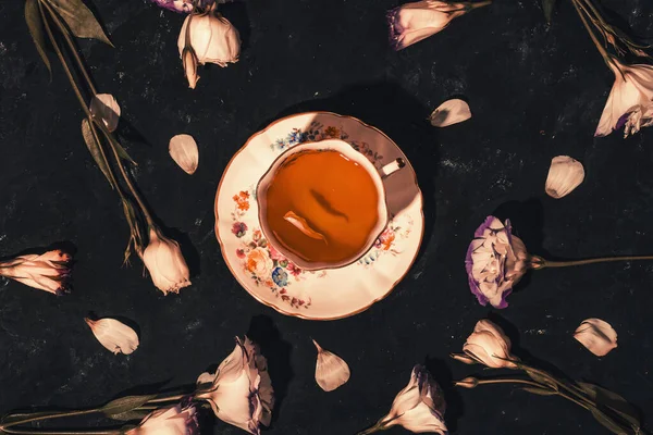 Bodegón con taza vintage de té y flores — Foto de Stock