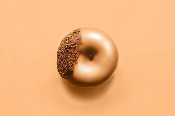 一个带有糖衣和巧克力的甜甜圈，涂在淡褐色的面糊上。甜甜甜圈 — 图库照片