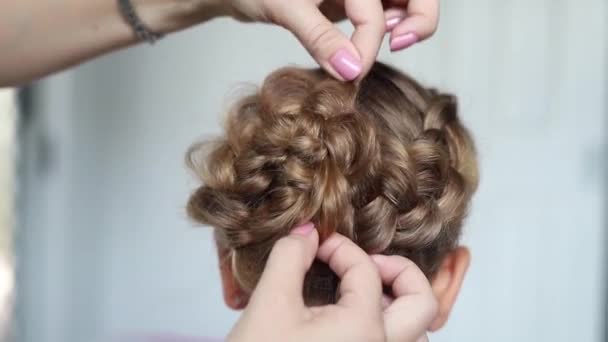 Mãe fazer trança de cabelo para sua filha, close up vídeo — Vídeo de Stock