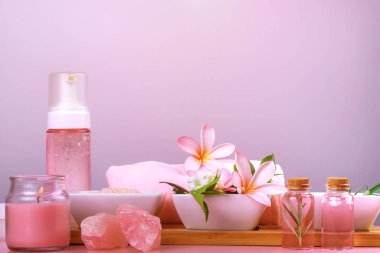 Tuz, çiçek, havlu, mum, kristal, sabun ve losyonlu spa kompozisyonu