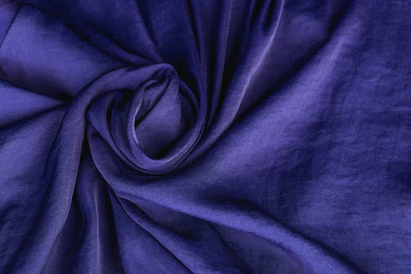 Υφή, φόντο, μοτίβο. Ύφασμα μεταξωτό σατέν χρώμα κοβάλτιο, κλασικό μπλε βασιλικό. Υλικό σχεδίασης σε σχήμα λουλουδιού — Φωτογραφία Αρχείου