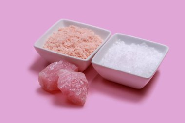 Kaya beyazı, pembe tuz ve kristalli spa kompozisyonu.