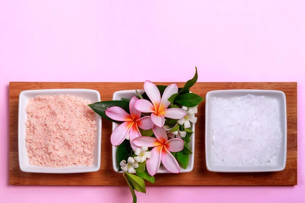 Schalen mit felsweißem und rosa Salz und Blumen. — Stockfoto