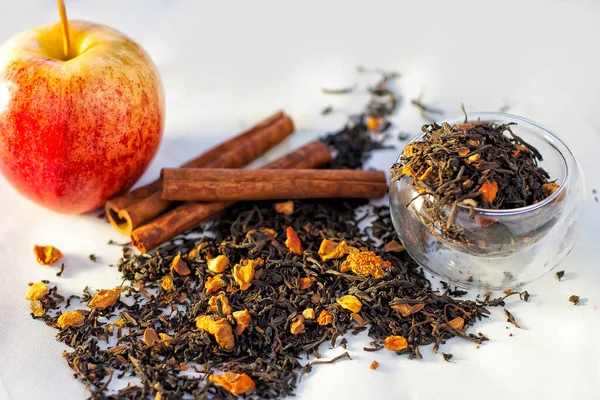 Teekräuter mit Trockenfrüchten, Zimtstangen, Apfelglasbecher auf weißem Hintergrund — Stockfoto