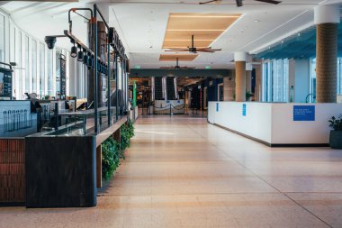 Maroochydore, Avustralya - 30 Mart 2020. Covid-19 karantinası sırasında bir alışveriş merkezinde boş koridorlar.