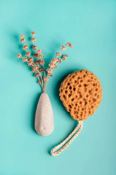 Spa natural y productos de limpieza de belleza para el cuidado de la piel con accesorios de baño que incluyen esponja natural, piedra pómez y jabón exfoliante con hierbas secas . — Foto de Stock