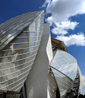 PARIS, FRANCE - 8 Ağustos 2019. Paris 'teki Louis Vuitton Vakfı Binası