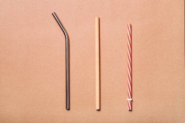 Farklı türde pipetler. Yeniden kullanılabilir bambu, paslanmaz çelik ve tek kullanımlık plastik..