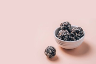 Hindistan cevizi, keten tohumu, şam fıstığı ve susamlı kurutulmuş meyve ve fındıktan oluşan sağlıklı enerji topları..