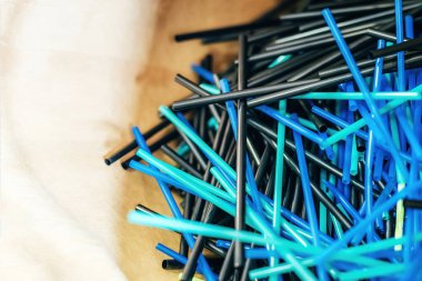 Plastik pipetli büyük bir fıçı, bir dükkanda geri dönüşüm malzemeleri. Sıfır atık
