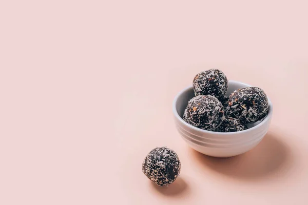 Bolas de energia saudável feitas de frutas secas e nozes com chips de coco, sementes de linho, pistache, gergelim . — Fotografia de Stock