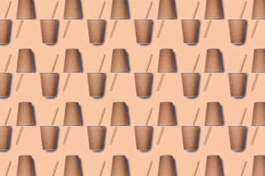 Kahve fincanı ve bambu bardağı doğal kağıtta pipet içiyor..