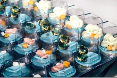 Haftanın her günü için su toplayan haplar sabah, gündüz, gece için. Hastanedeki hastalar için ilaçlar