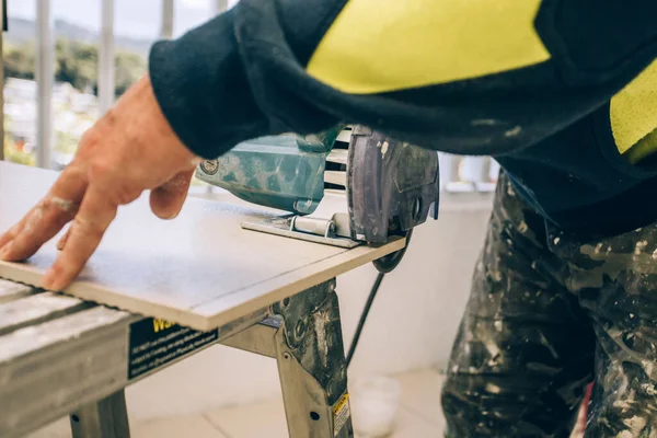 Professionelle Bauarbeiter schmieren mit einer Kelle Zementleim auf die Fliese. Konzept Sanierung Reparatur, Überholung, Fliesenleger — Stockfoto