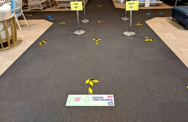 Distance stickers and signs fixed over the floor at the shop queue for the people to follow social distancing to avoid infection of coronavirus disease — Stock Photo, Image