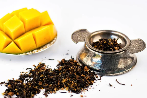 Trockene Teekräuter mit Früchten und frischer Mango auf weißem Hintergrund. Selektiver Fokus — Stockfoto