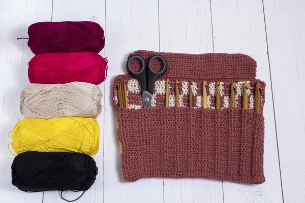 竹かぎ針編みフック、カラー ステッカー、カラフルな糸のセット — ストック写真