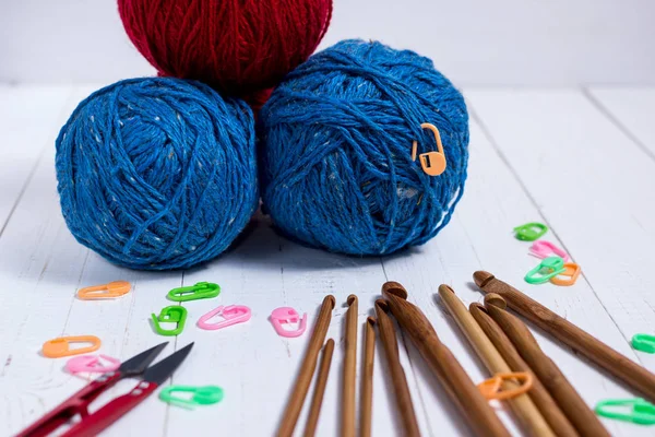 Набор крючков для вязания бамбука, цветная наклейка и красочная пряжа — стоковое фото