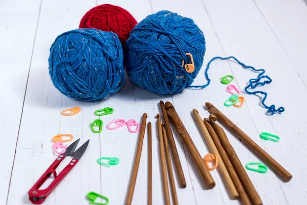 Набор крючков для вязания бамбука, цветная наклейка и красочная пряжа — стоковое фото