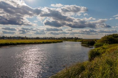 Yaz akşam, nehir, şehir kenar