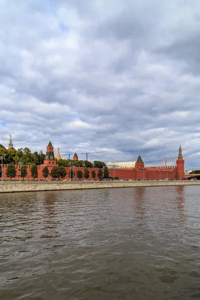 Türme des Kreml, Blick vom Fluss Moskau — Stockfoto