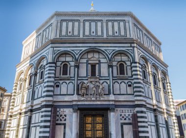 Vaftizhane Santa Maria del Fiore Meydanı'ndan bir görünüm