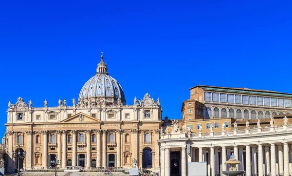 St. Peter's Meydanı cephe katedral tarihinde Roma'da görüntülemek