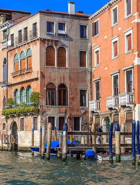 Colourful weathered facades of old venetian buildings — Stock Photo, Image